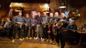 https://www.srf.ch/play/tv/potzmusig/video/sixpaeck-april-polka?urn=urn:srf:video:0610b8ba-7841-4709-93e4-d9562f3fd302